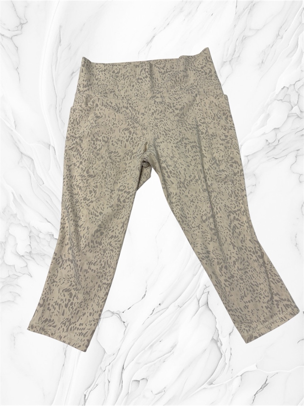 Athleta salutation print capri Cream Leopard-Print Leggings size large